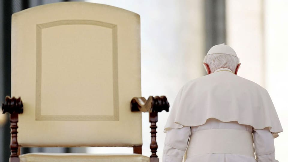 Papst Benedikt XVI. von hinten neben einem grossen Stuhl