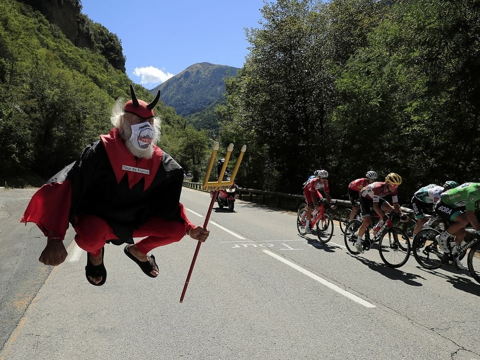 Auch sein – leicht modifiziertes – Outfit passt. «Tour-Teufel» Didi Senft, der bekannteste Radsport-Fan der Welt, macht den Profis auch in diesem Jahr wieder Beine.