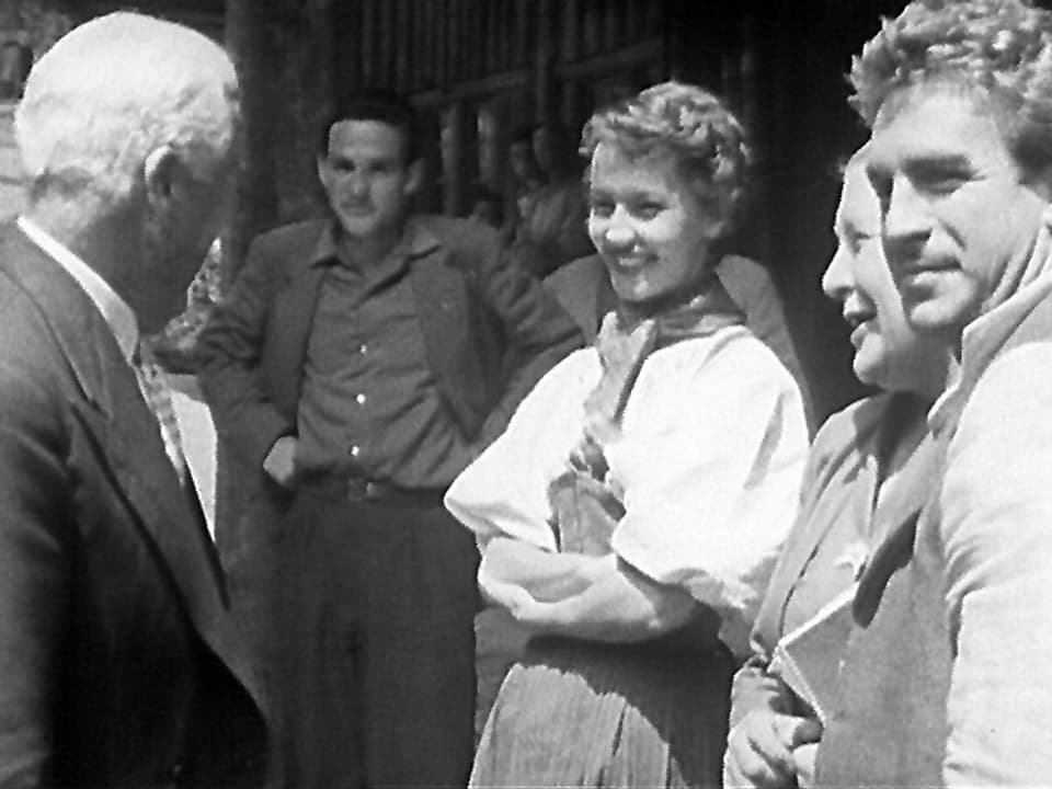 Chaplin auf Besuch bei den Dreharbeiten zu «Ueli der Pächter», mit Liselotte Pulver und Hannes Schmidhauser, gedreht 1955. 