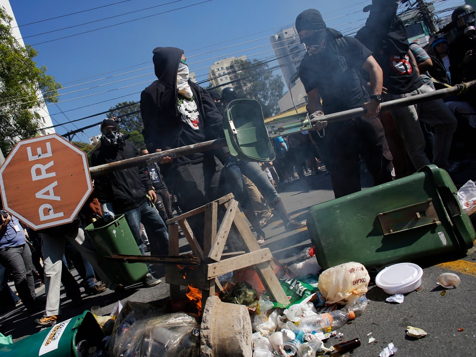 Anti-WM-Demonstranten errichten auf einer Strasse in São Paulo eine Barrikade.