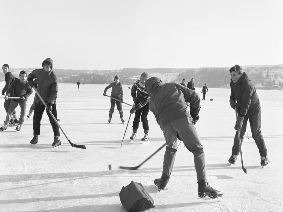 Kinder spielen Eishockey auf dem zugefrorenen Untersee bei Reichenau während der Seegfrörni.