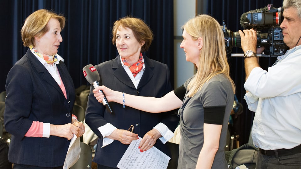 Redaktorin Martina Lichtsteiner befragt zwei Sängerinnen.