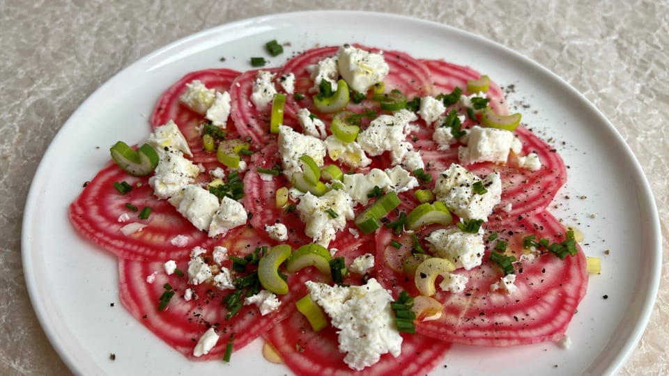 Randencarpaccio auch Chioggia-Randen mit Feta und Frühlingszwiebeln