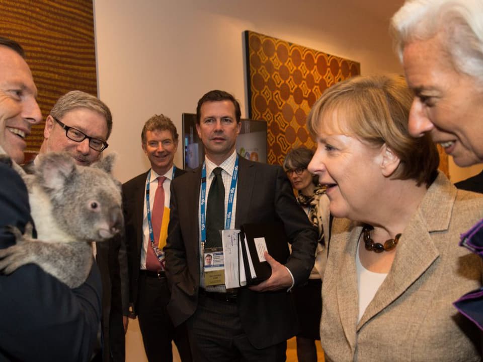 Die deutsche Bundeskanzlerin Angela Merkel und IWF-Chefin Christine Lagarde bei der Kontaktaufnahme mit einem Koala. 