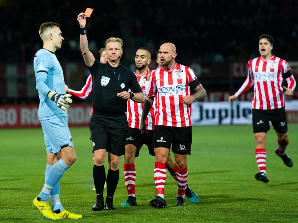 Er brauchte nur 5 Minuten: Marco Bizot, Torhüter von Alkmaar, flog gegen Sparta Rotterdam nach nur 300 Sekunden mit Rot vom Platz. Kein Alkmaar-Spieler in der Geschichte der Eredivisie hatte dies in kürzerer Zeit «geschafft».