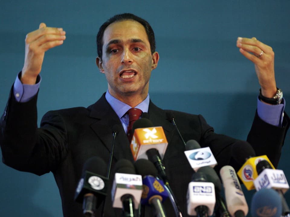 Gamal Mubarak gestikulierend vor zahlreichen Mikrofonen.