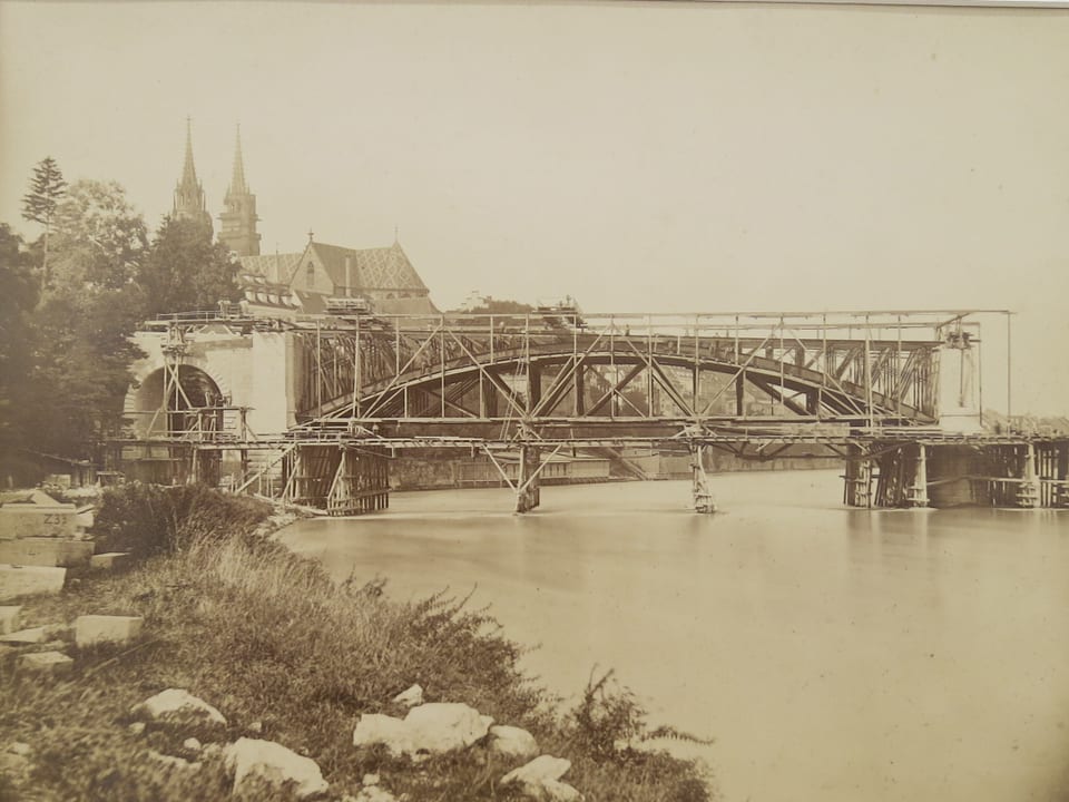 Monochrome Foto von Gerüst für Bau der Brücke.