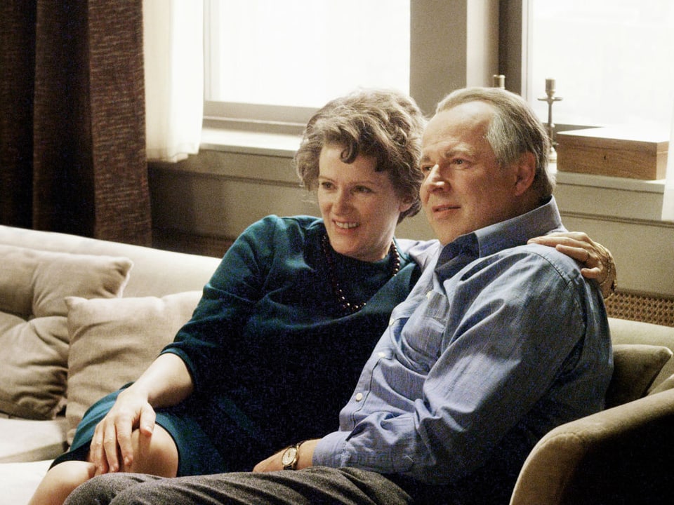 Filmszene aus "Hannah Arendt": Hannah Arendt sitzt mit ihrem Ehemann im Arm auf einem Sofa. 