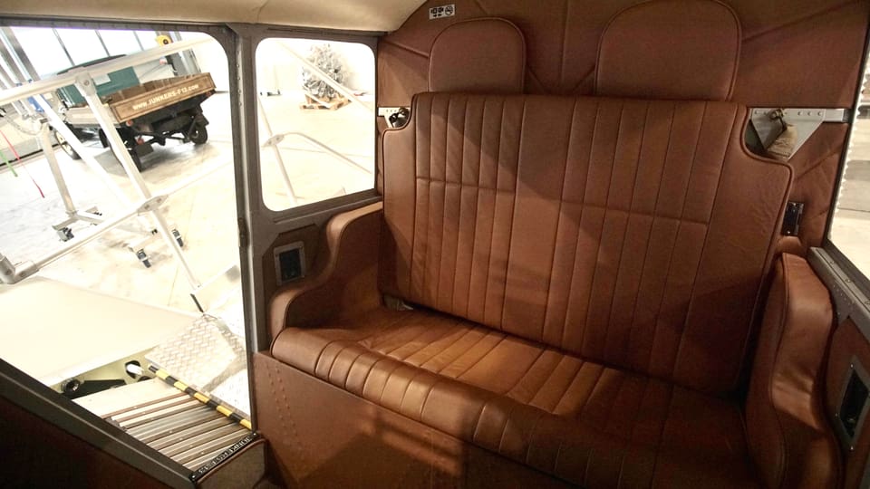 Passagierbereich mit braunen Sitzen einer Replika der F 13.