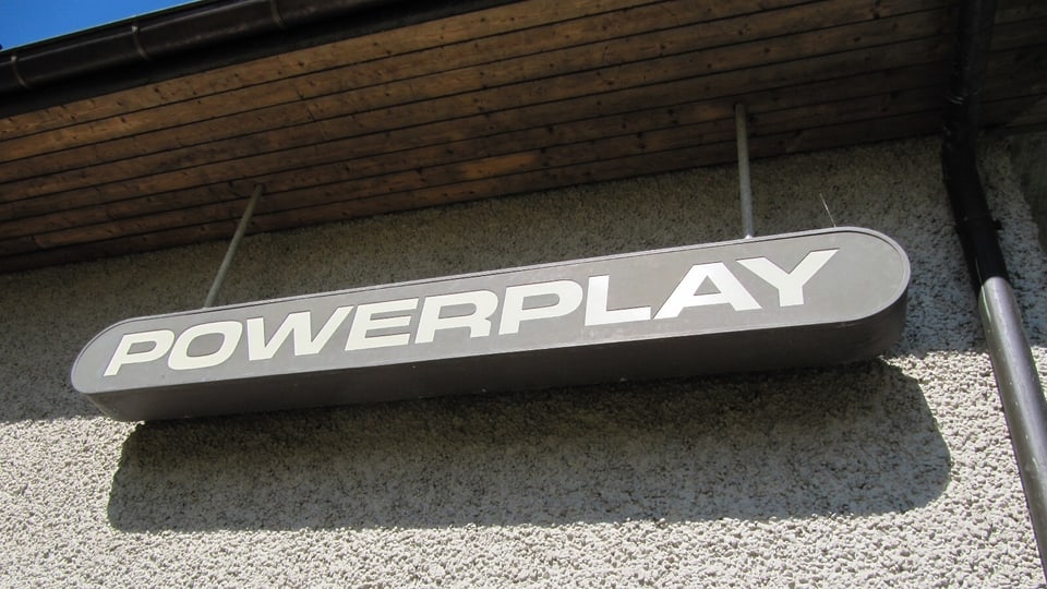 Das Firmenschild des Powerplay-Studios in Maur