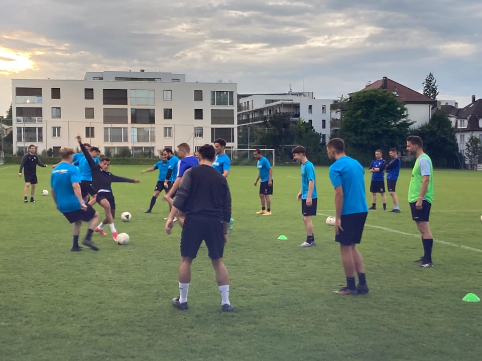 Die Mannschaft des FC Rorschach-Goldach trainiert das Kurzpassspiel. 