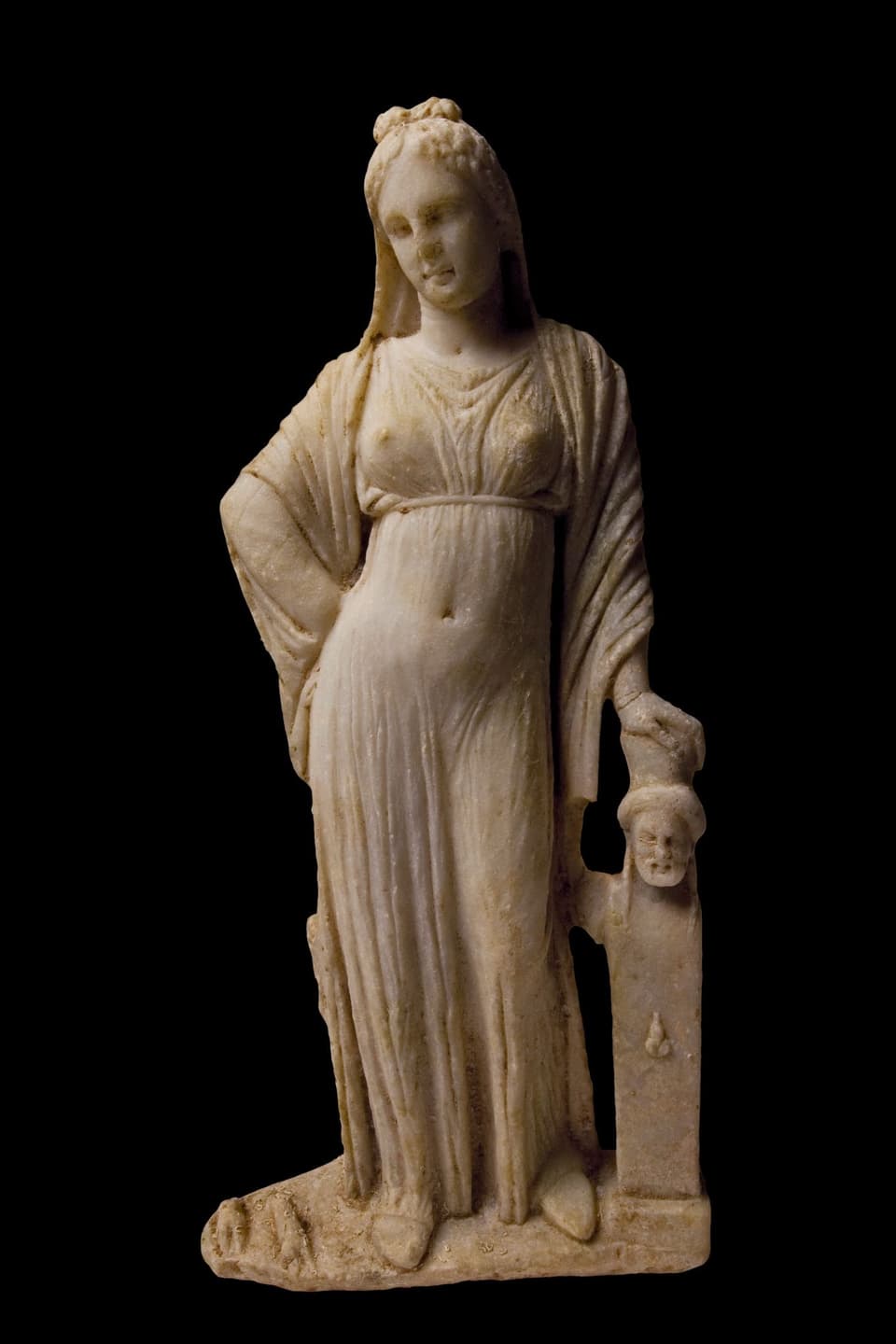 eine Marmorstatue einer Frau, die sich auf einen Sockel abstützt
