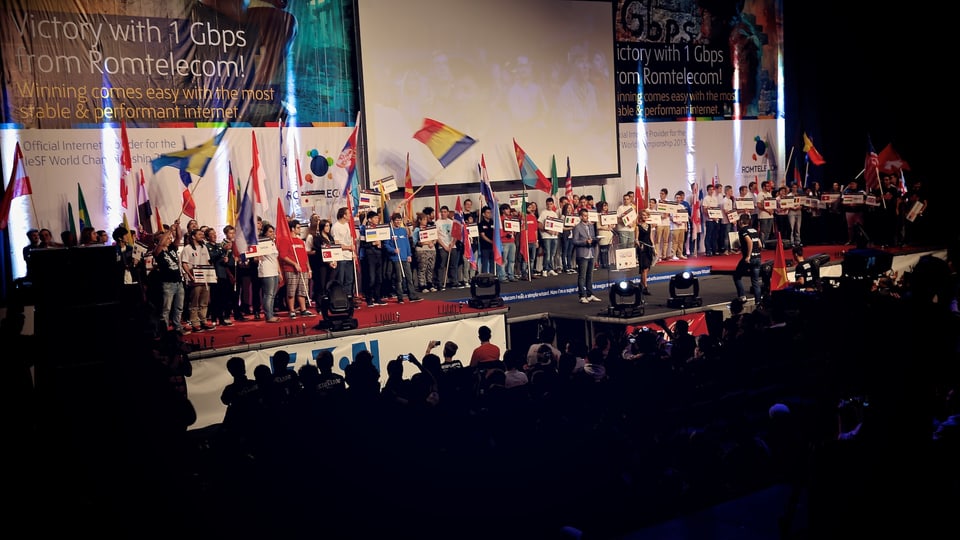 Alle Flaggen der IESF-Mitglieder stehen auf der Bühne.