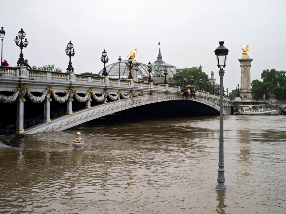Brücke in Paris. Wasserstand so hoch, dass der Bogen fast vollständig im Wasser ist.