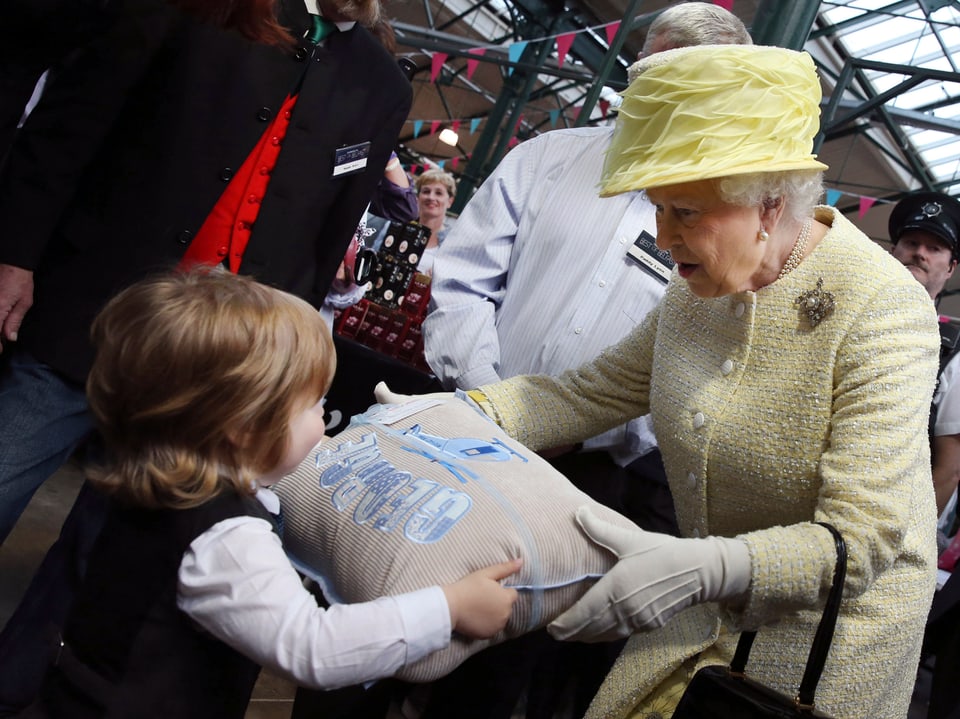 William und Kate erhalten ein Geschenk für ihren Sohn, Prinz George.