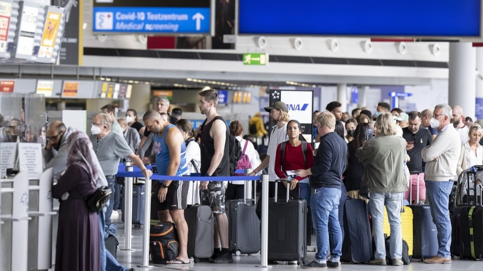 Lange Schlangen im Terminal am Flughafen Frankfurt