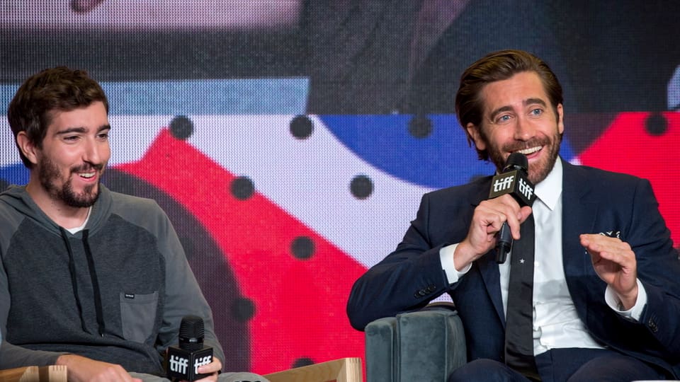 Das Bild zeigt Jeff Baumann und Jake Gyllenhaal in einer Talkshow