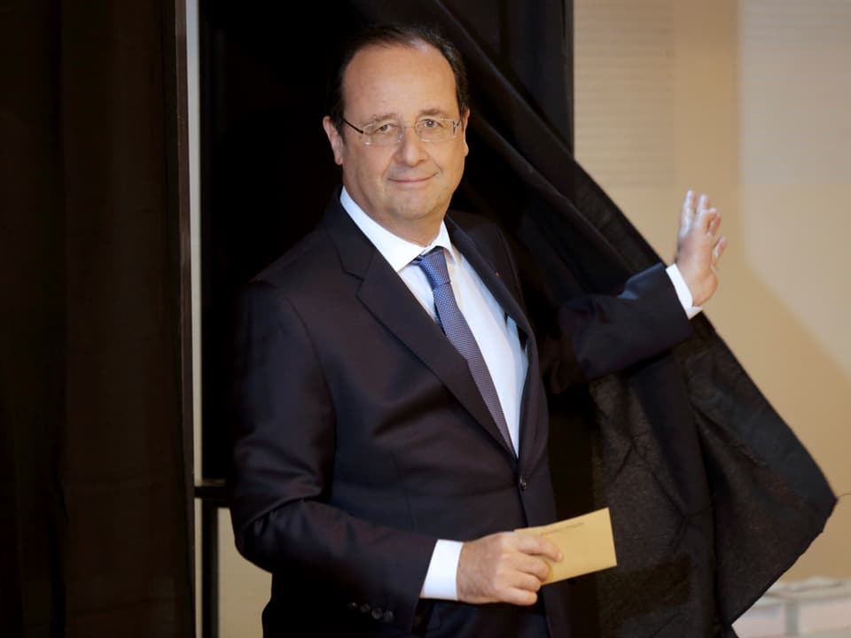Francçois Hollande kommt aus der Wahlkabine