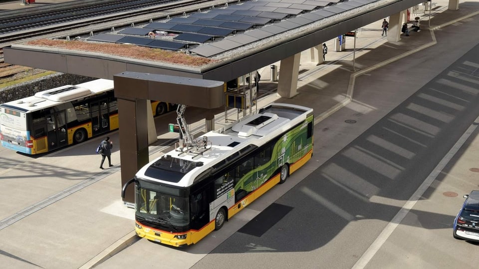 Postauto steht am Busbahnhof.