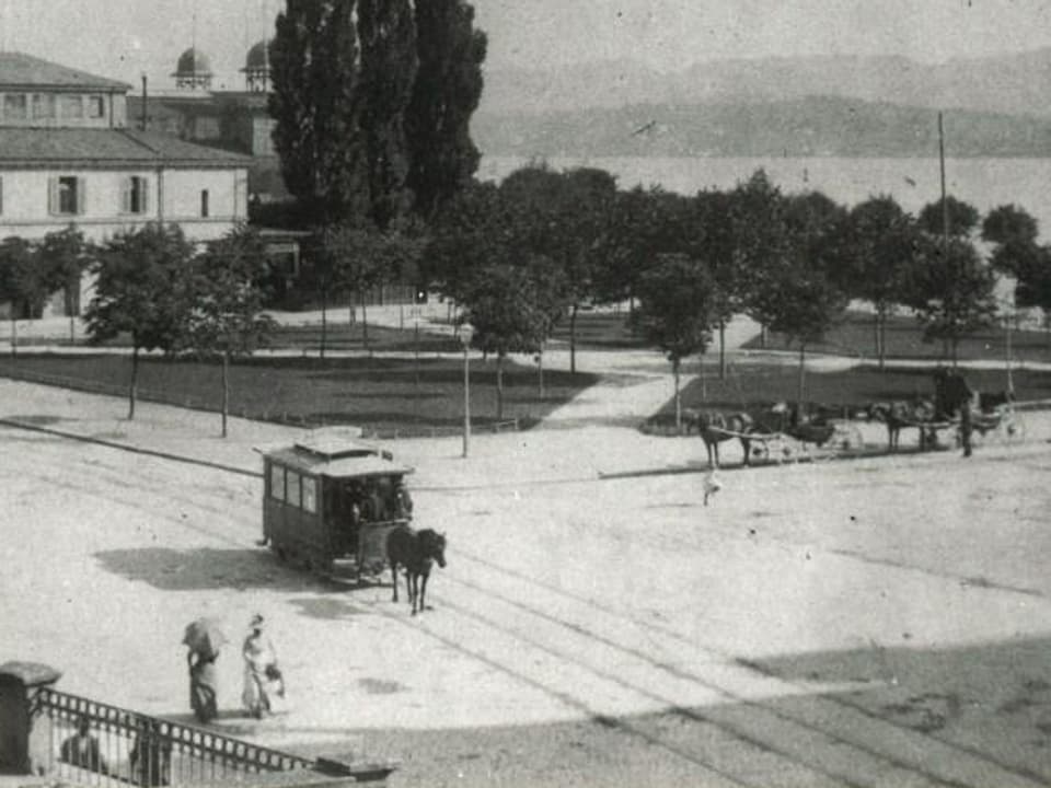 Ein Pferd zieht einen Tramwagen entlang des Sechseläutenplatzes