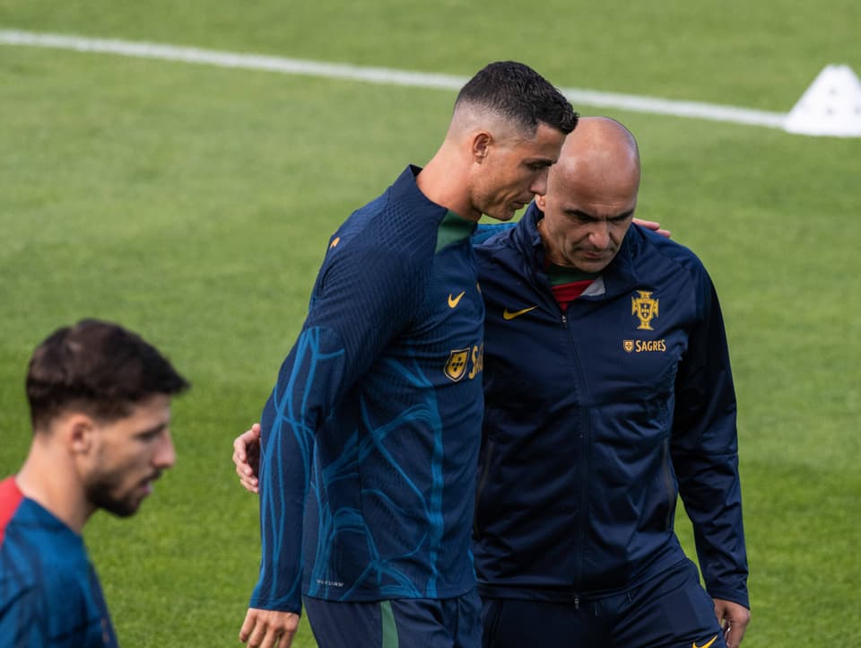 Verstehen sich bestens Cristiano Ronaldo und Roberto Martinez (r.).