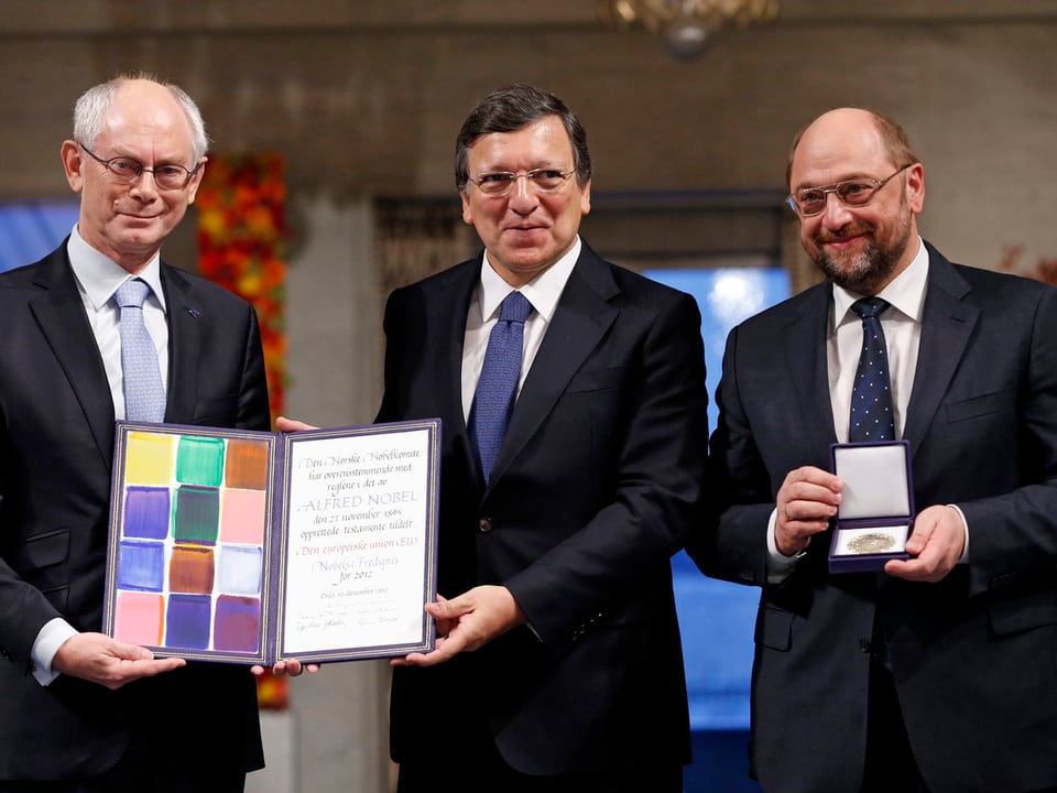 Herman van Rompuy, Jose Manuel Barroso und Martin Schulz halten Urkunde und Medaille des Nobelpreises