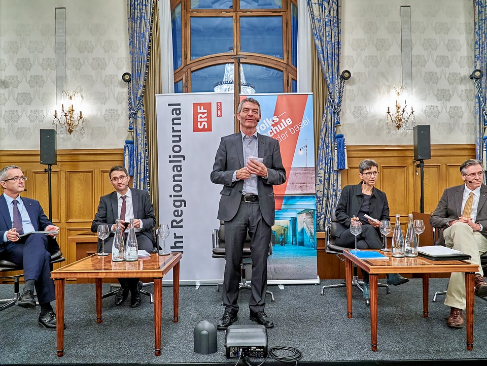 Moderator Dieter Kohler in der Mitte, rechts und links die Diskussionsteilnehmer/in