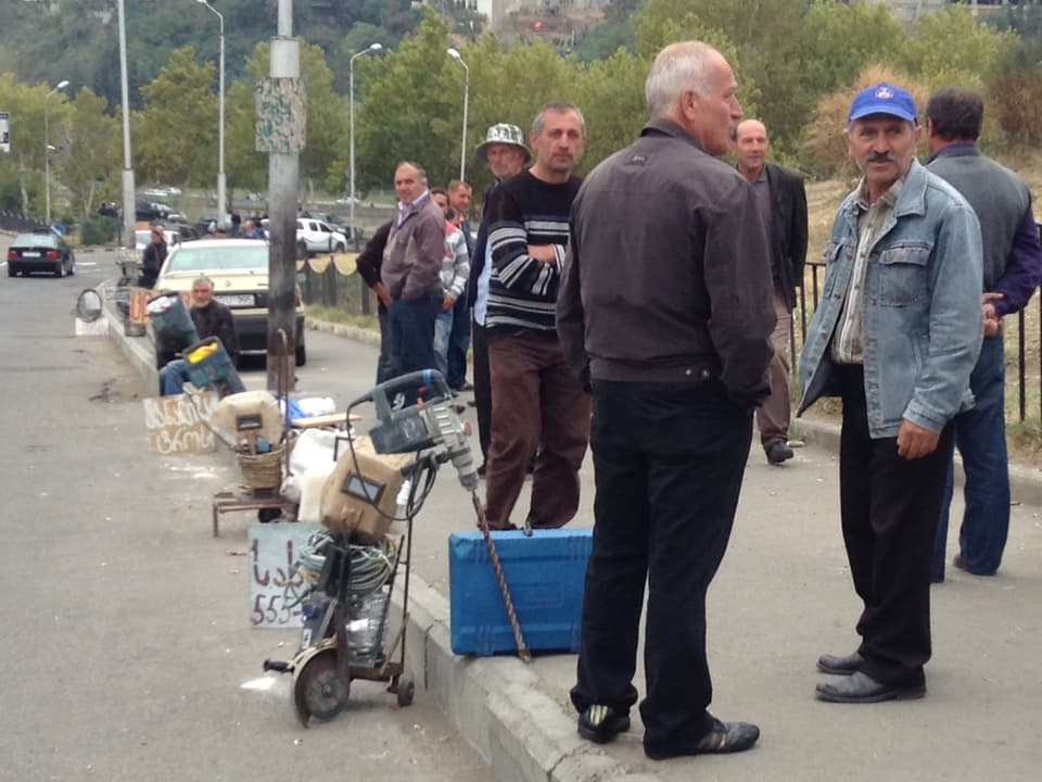 Facharbeiter samt ihrer Ausrüstung suchen jeden Morgen im Zentrum von Tiflis nach einer vorübergehenden Beschäftigung als Tagelöhner.