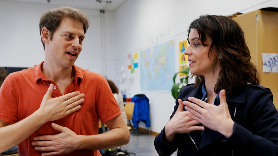 Mona Vetsch übt die Gebärdensprache mit dem Gebärdensprachlehrer Emanuel Nay
