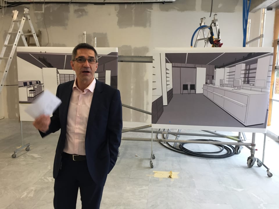Sergio Baumann, Leiter Betrieb des Kantonsspitals, auf der Baustelle der neuen Apotheke.