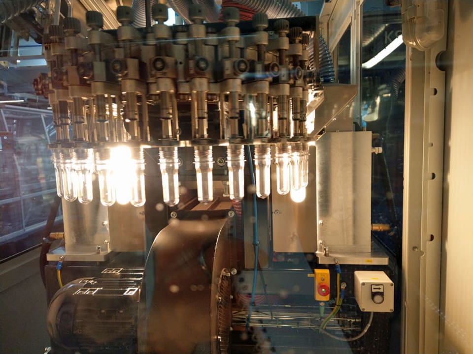 Plastikröhrchen in einer Maschine.