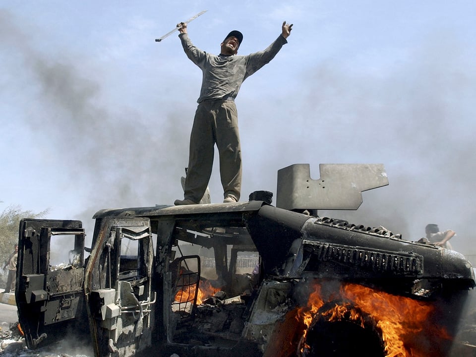Iraker auf brennendem amerikanischem Humvee