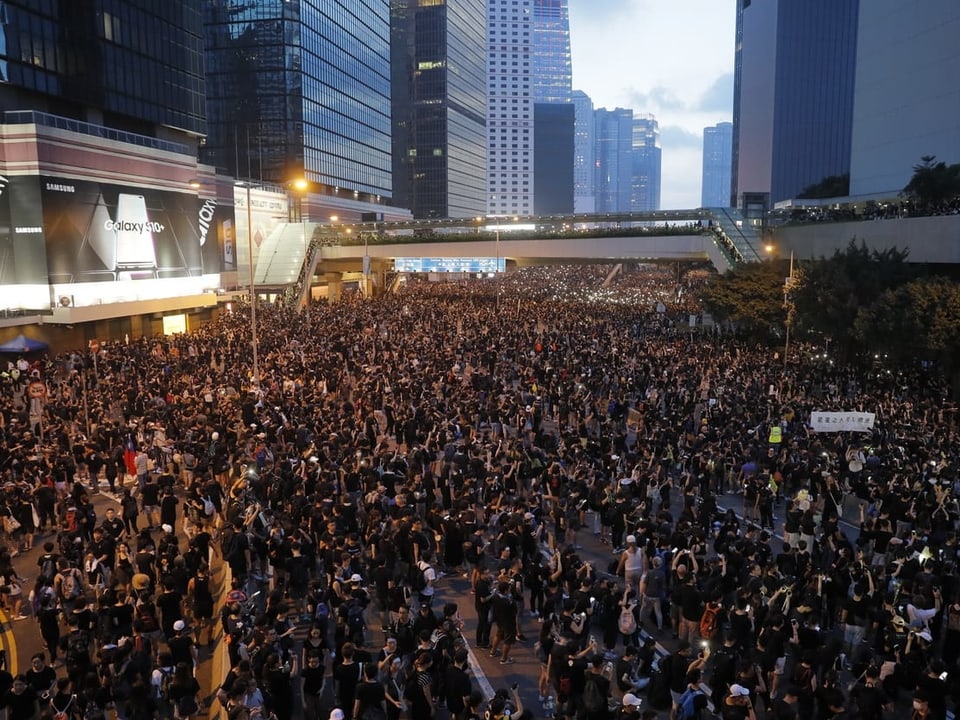 Riesige Menschenmenge auf einer Hongkongker Strasse-