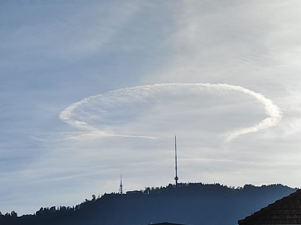 Kreisförmiger Kondensstreifen über dem Uetliberg.