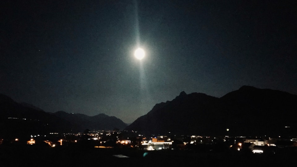 Das Becken von Schwyz in der klaren Mondnacht.
