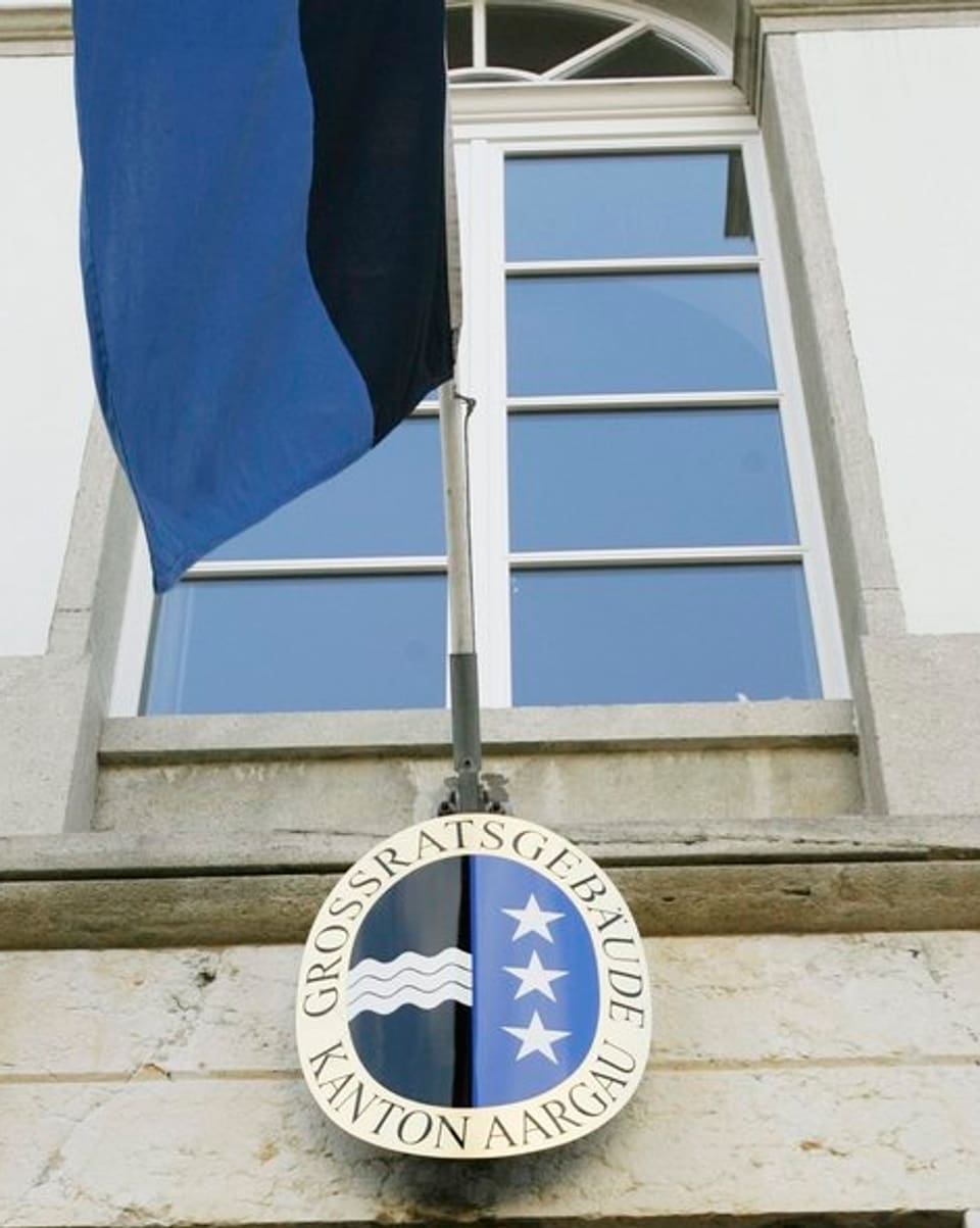 Wappen und Fahne über dem Eingang des Grossratssaals in Aarau.