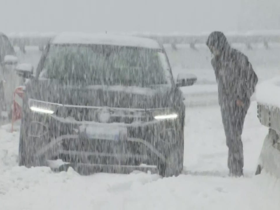 Ein Auto bleibt im Schnee stecken