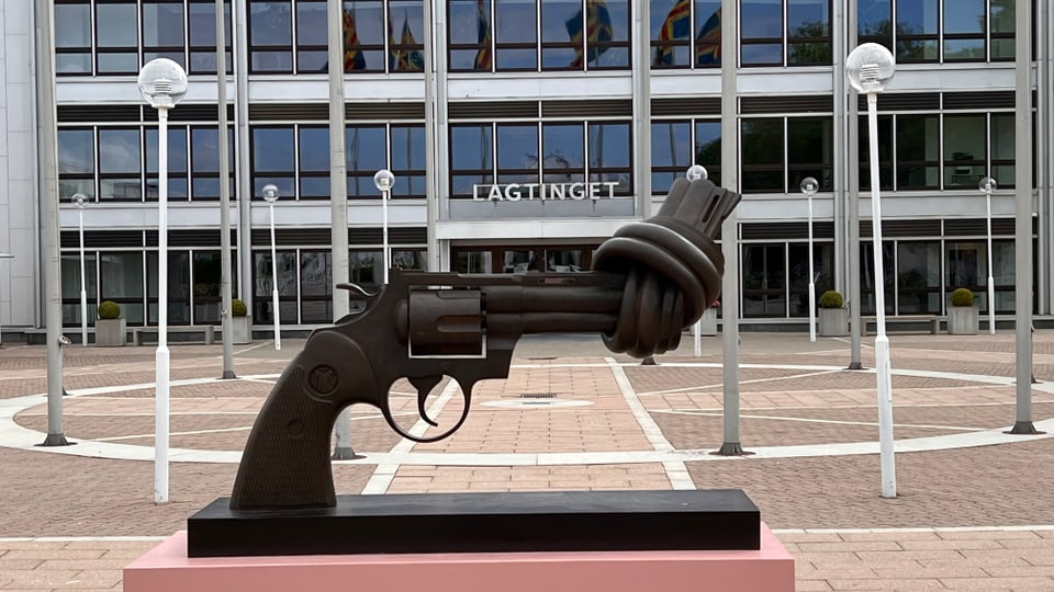 Eine Statue eines Revolvers mit verdrehtem Lauf vor dem Rathaus von Mariehamn