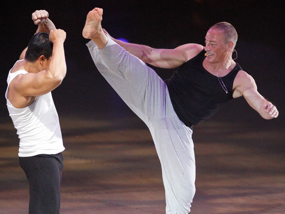 Jean-Claude Van Damme macht einen High-Kick.