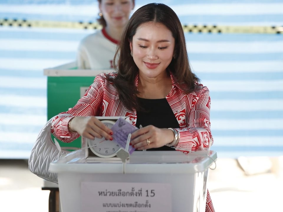Shinawatra, gibt in einem Wahllokal in Bangkok ihren Stimmzettel ab.