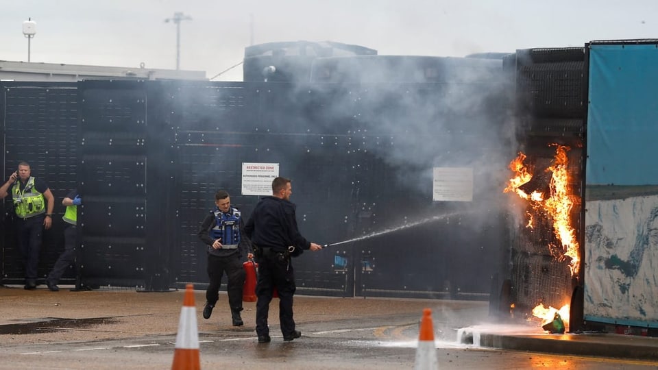 Einsatzkräfte löschen das Feuer am Hafen Dover.