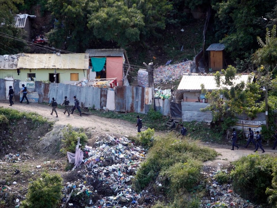Polizisten durchsuchen ein Slum in San Pedro Sula