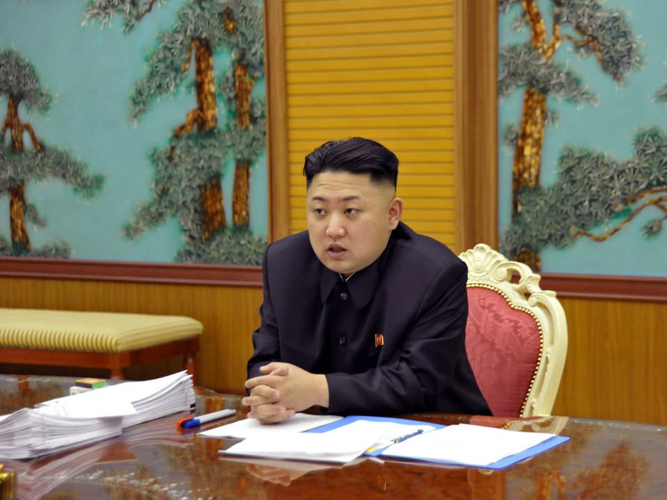 Kim Jong Un sitzt an einem Tisch, vor ihm Unterlagen