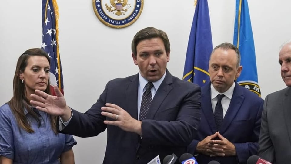 Ron DeSantis an eine Pressekonferenz