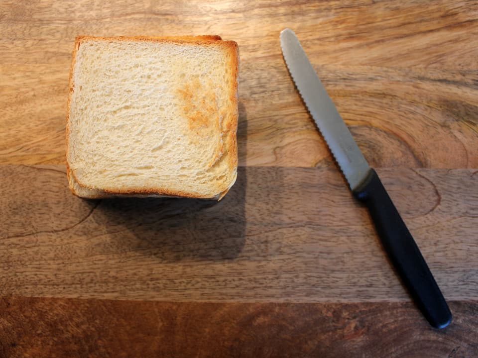 Toastscheibe mit Messer.