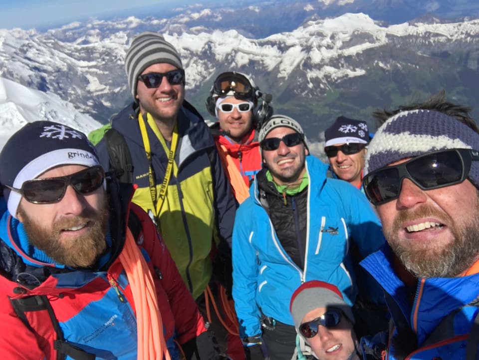 Selfie des ganzen Teams nach dem Gipfelsturm