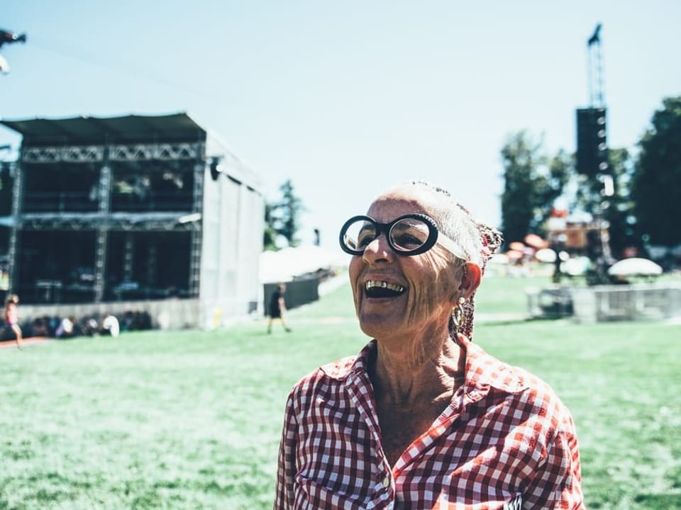 Ältere Dame am Gurtenfestival