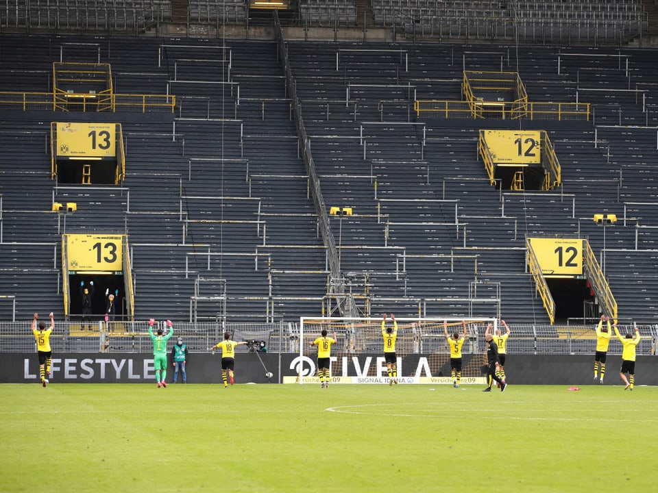 Dortmund-Spieler vor der Tribüne.
