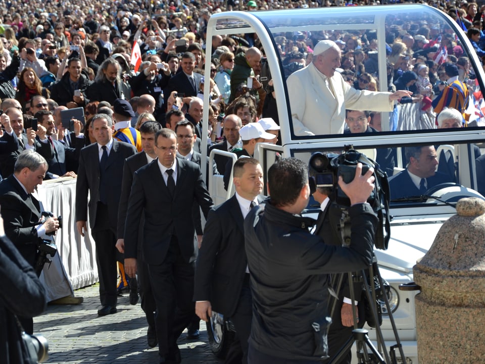 Daniel Anrig begleitet den Papst auf seiner Runde durch die wartende Menge bei der Generalaudienz.
