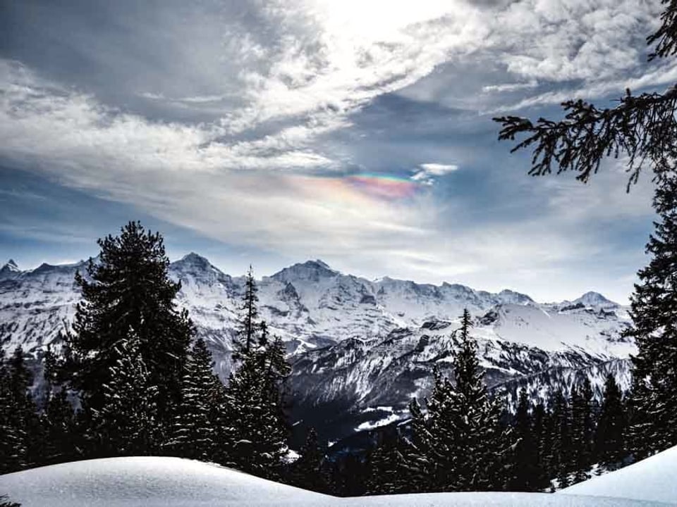 Lichtbrechung anWassertröpfchen und Eiskristallen der Wolken sorgen für Regenbogenfarben.